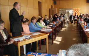 El Ejecutivo impulsa la modernización política mientras la moción parlamentaria se estanca